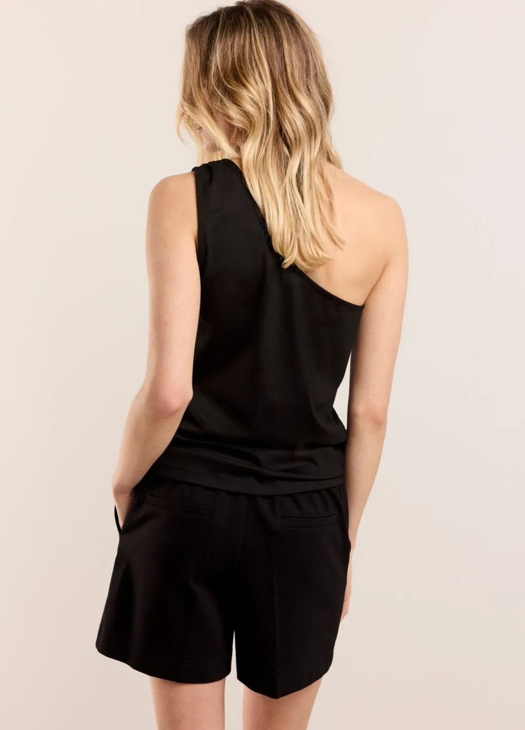 New Summum Asymmetric Singlet Black