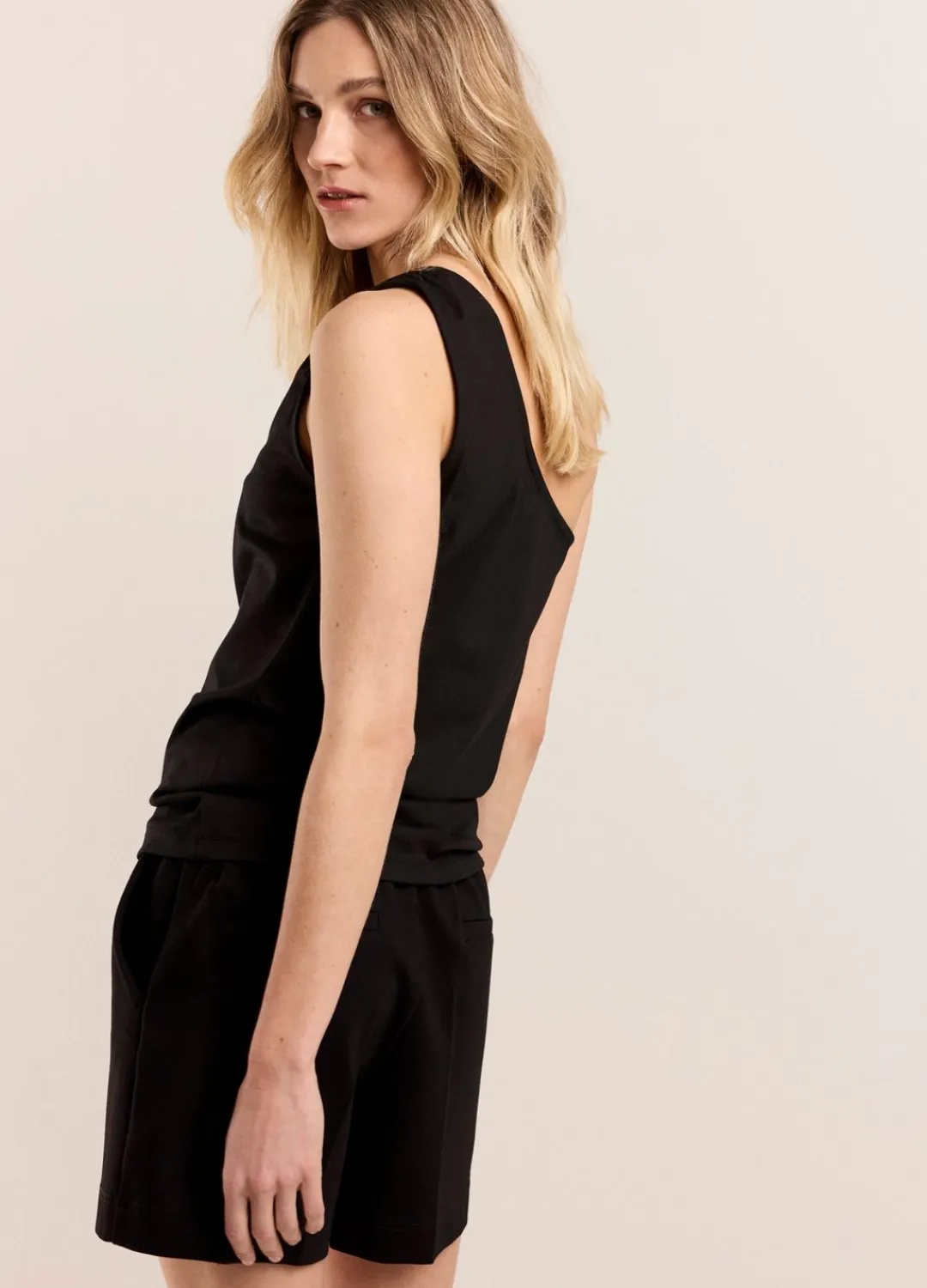 New Summum Asymmetric Singlet Black