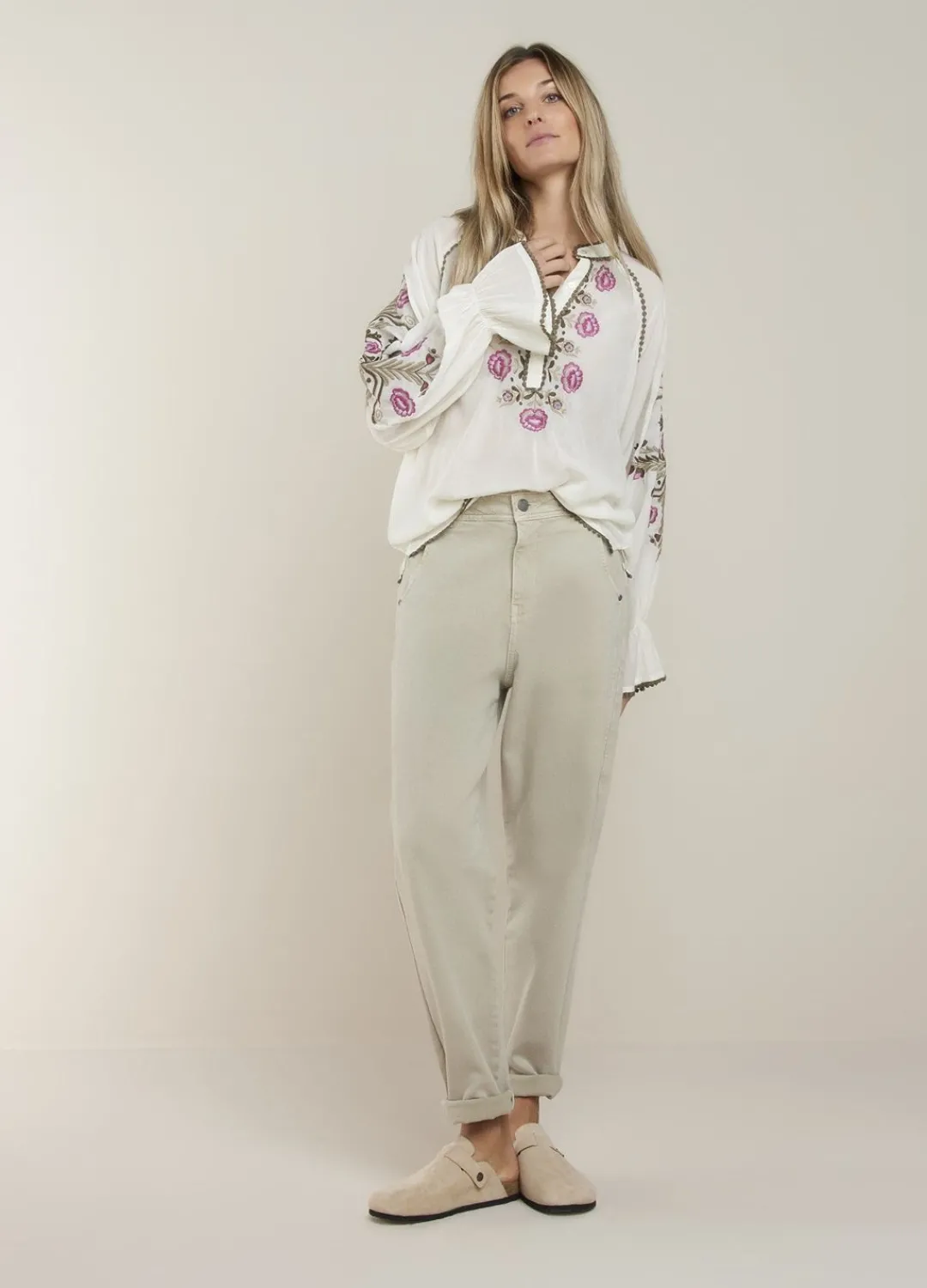Hot Summum Blouse With Floral Embroidery Creme