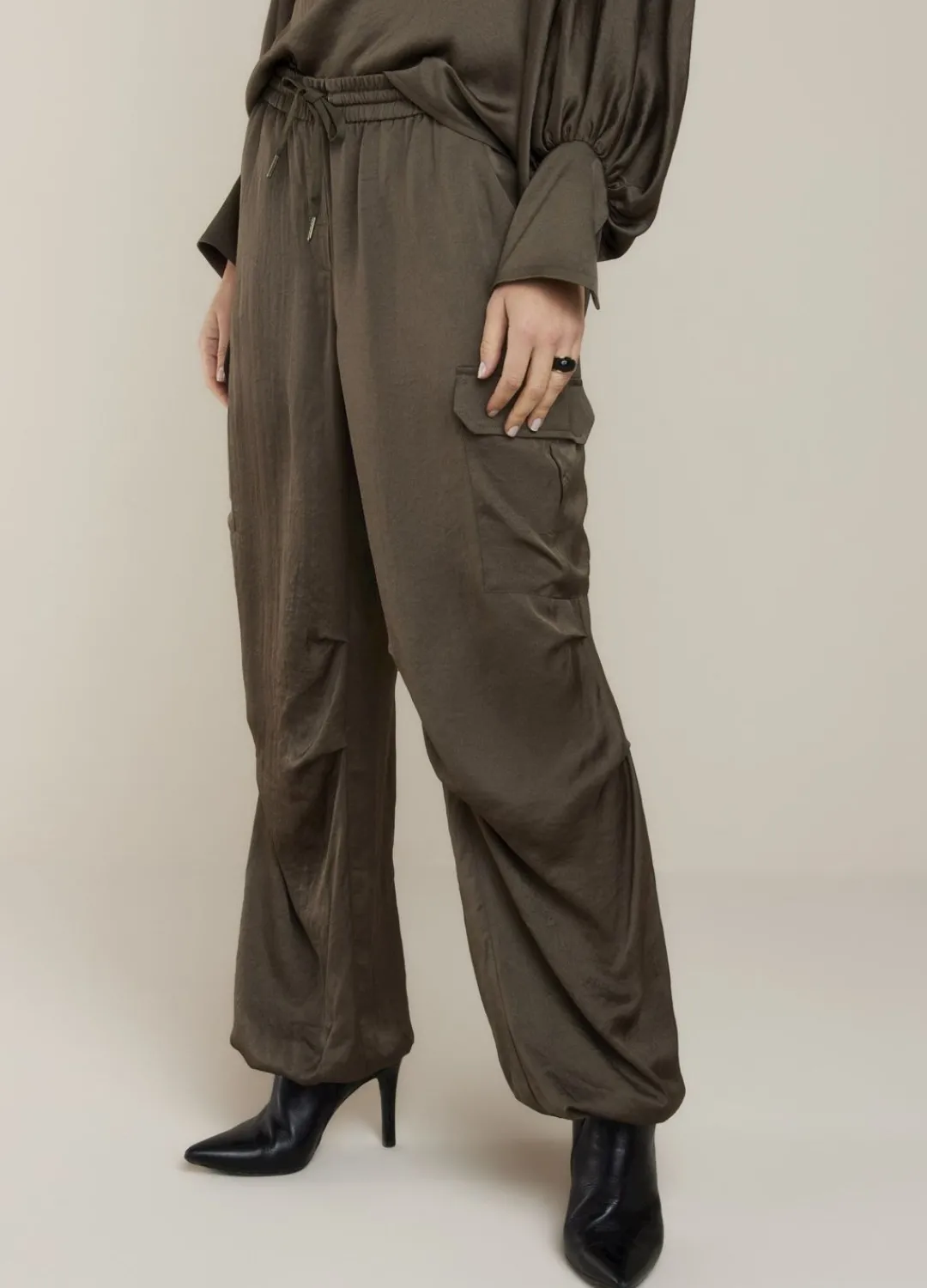 Hot Summum Silky-Touch Cargo Trousers Green