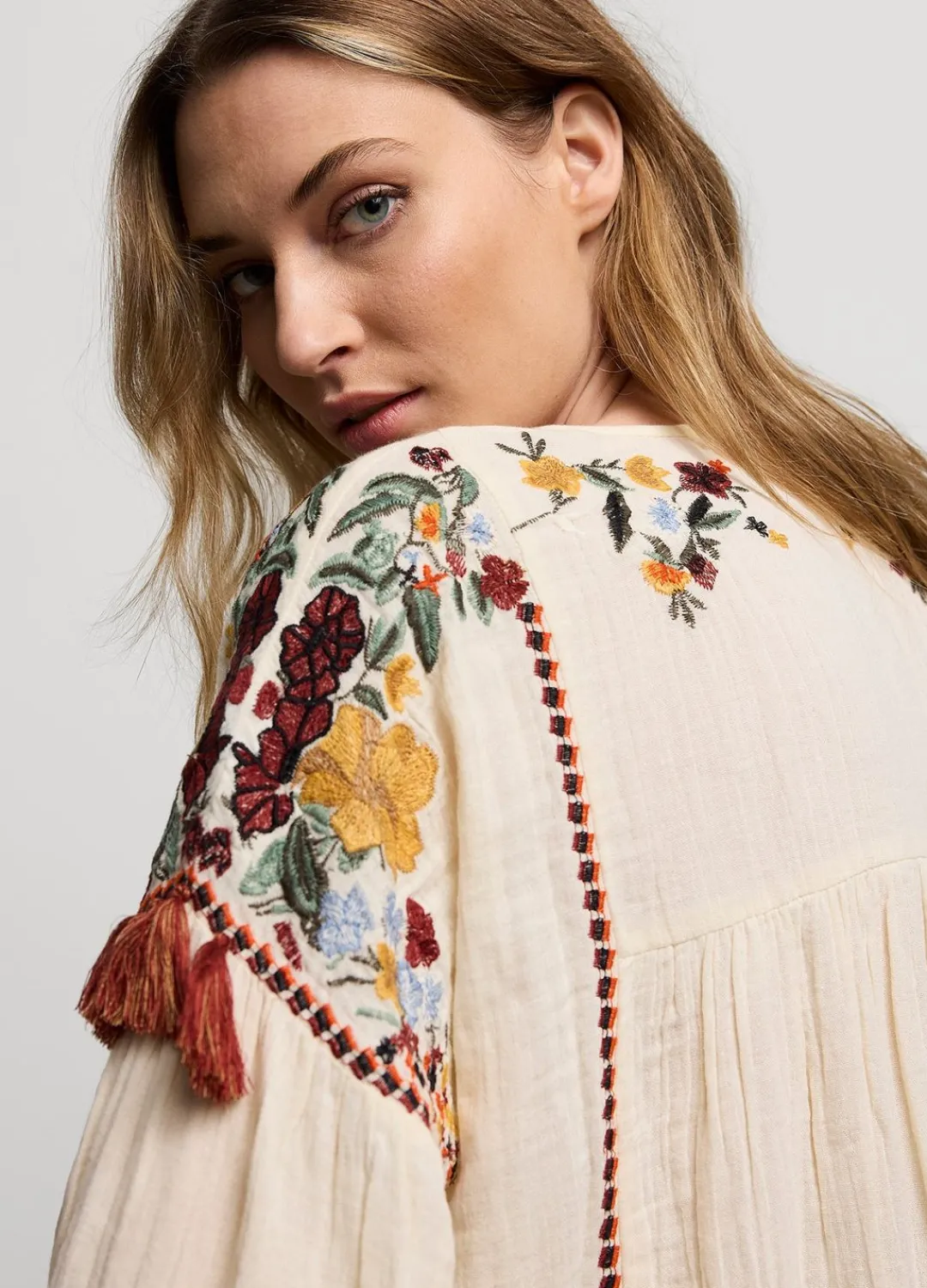 Hot Summum Top With Colourful Embroidery Creme