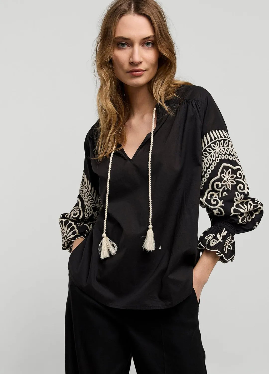 New Summum Top With Rich Embroidery Black
