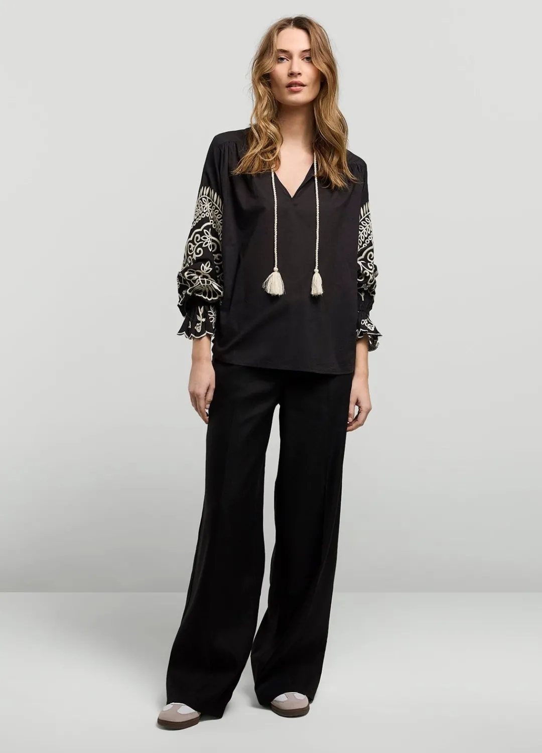 New Summum Top With Rich Embroidery Black