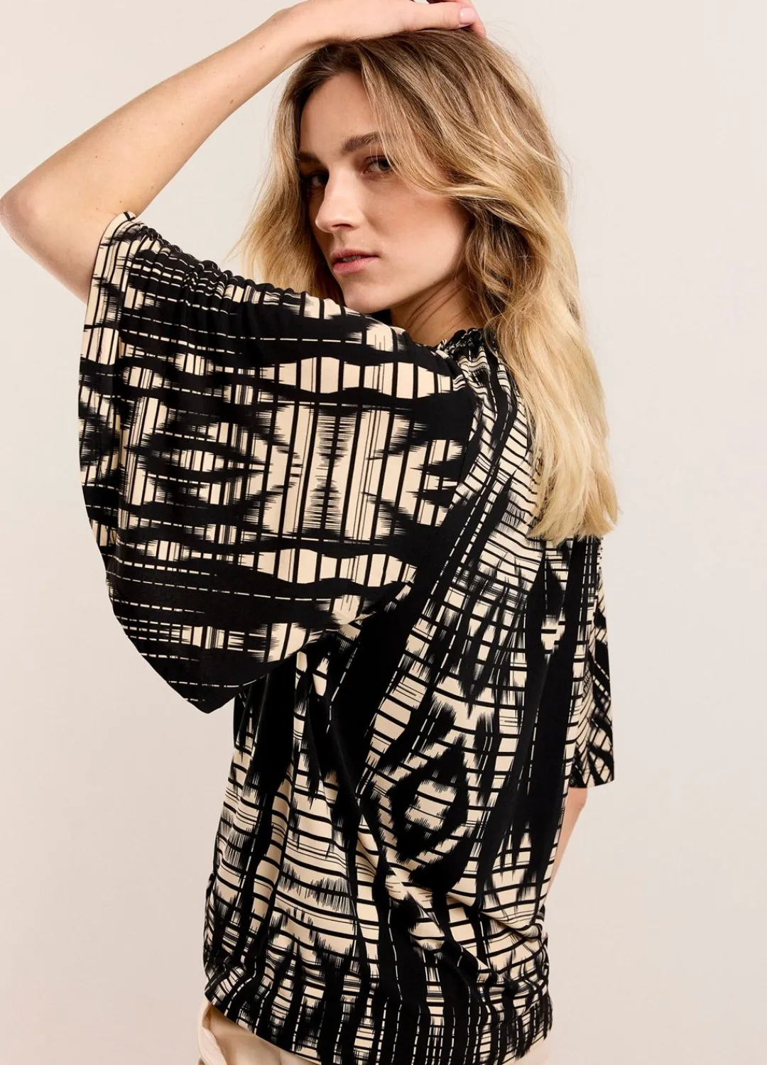 Fashion Summum Top With Wide Sleeves Black